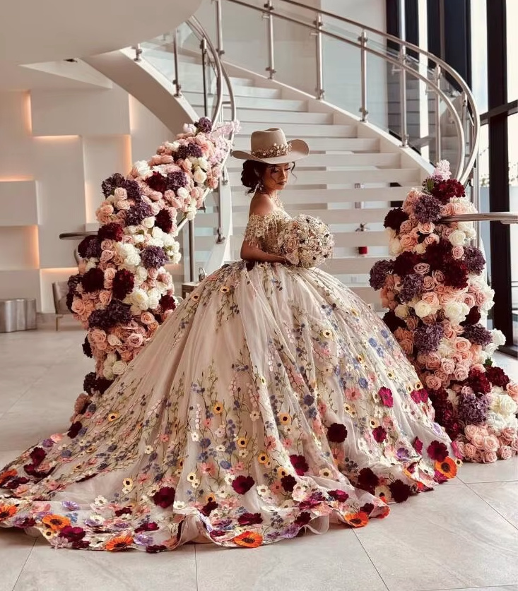 Buntes Quinceanera Ballkleid Constanze in Ivory mit Blumen