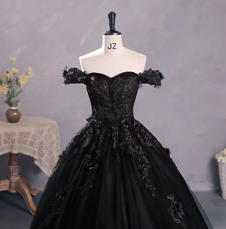 Schulterfreies Ballkleid Annette in Schwarz mit Applikationen