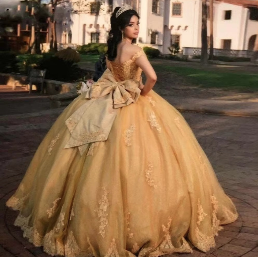 Schulterfreies Ballkleid Chandra in Gold mit Spitze und Pailletten