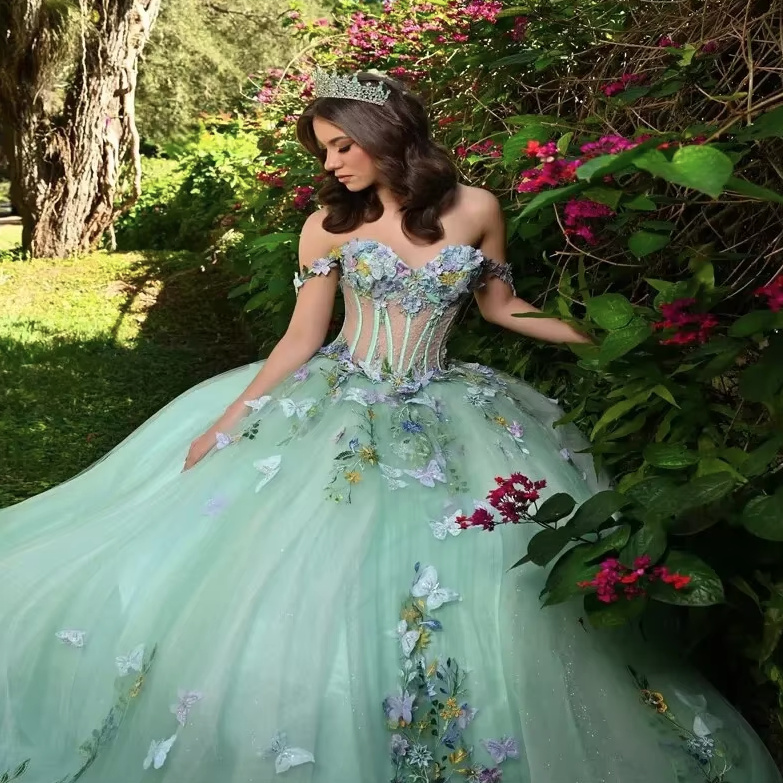 Schulterfreies Prinzessin Ballkleid in Hellgrün mit Bunte Blumen Stickereien