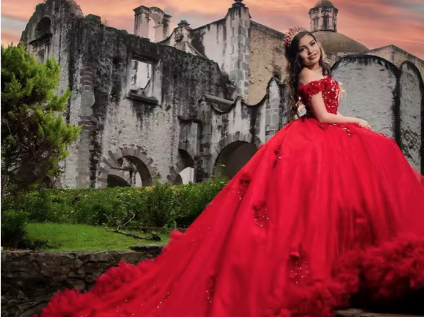 Schulterfreies Quinceanera Ballkleid Cindy in Rot mit Rüschen Strass und Spitze