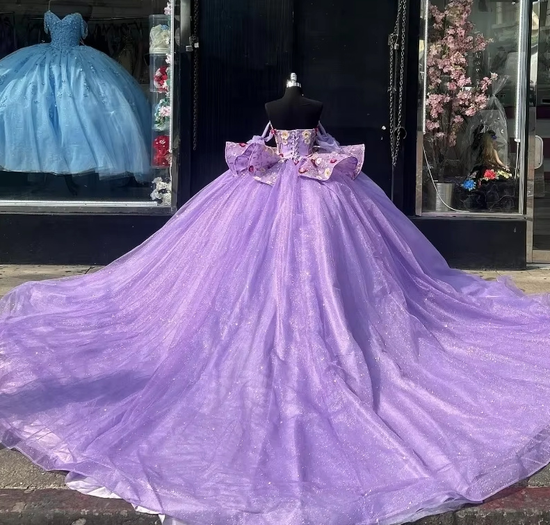 Schulterfreies Quincenara Ballkleid Chantal in Flieder mit Schleppe Stickereien und Tüll