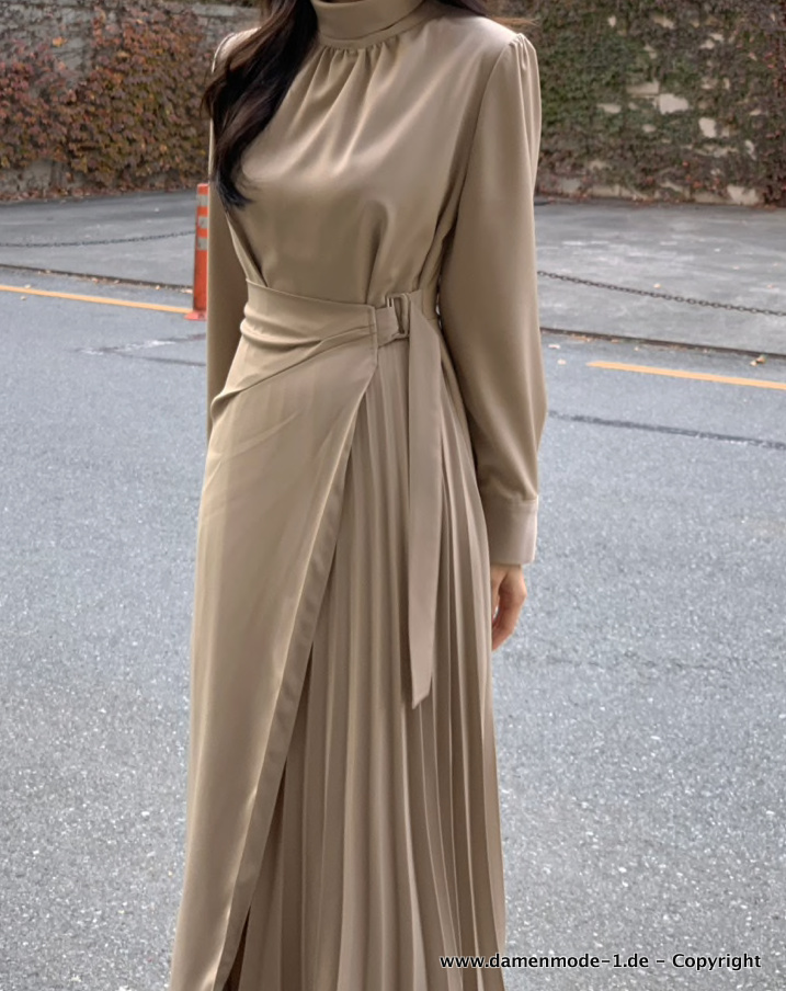 Elegantes Plisseekleid Hochgeschlossen in Beige