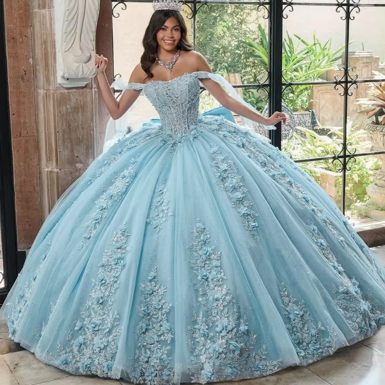 Schulterfreies Prinzessin Ballkleid in Hellblau mit Spitze Perlen und Blumen