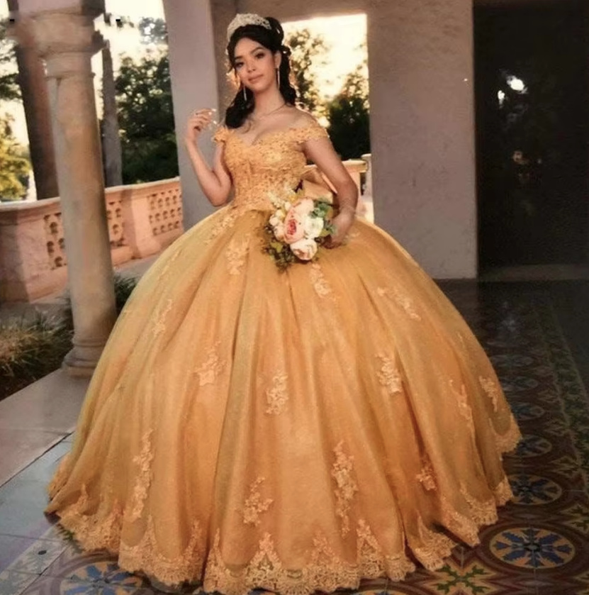 Schulterfreies Ballkleid Chandra in Gold mit Spitze und Pailletten