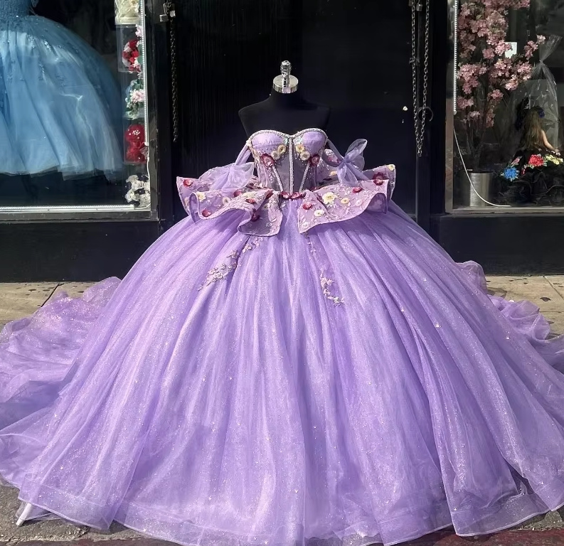 Schulterfreies Quincenara Ballkleid Chantal in Flieder mit Schleppe Stickereien und Tüll