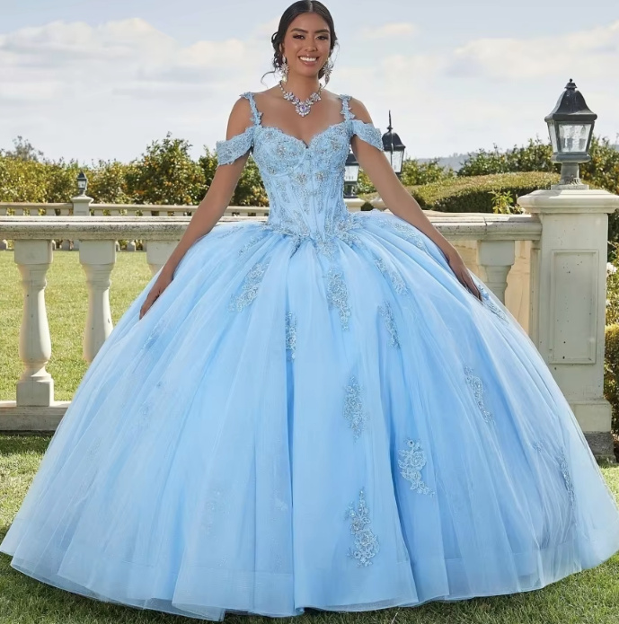 Spaghettiträger Ballkleid Carolina mit Strass und Spitze in Hellblau